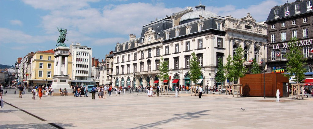 Clermont-Ferrand en région Auvergne-Rhône-Alpes, Place de Jaude (by Fabien1309)
