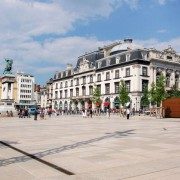 Clermont-Ferrand en région Auvergne-Rhône-Alpes, Place de Jaude (by Fabien1309)