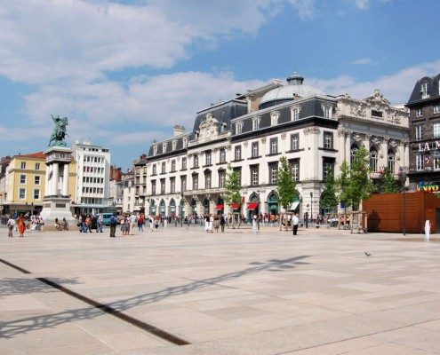 Clermont-Ferrand en région Auvergne-Rhône-Alpes, Place de Jaude (by Fabien1309)