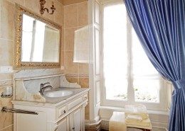 Domaine De Gaudon, Ceilloux : salle de bain Beaumarchais