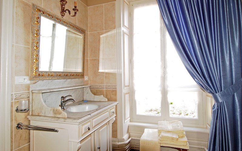 Domaine De Gaudon, Ceilloux : salle de bain Beaumarchais