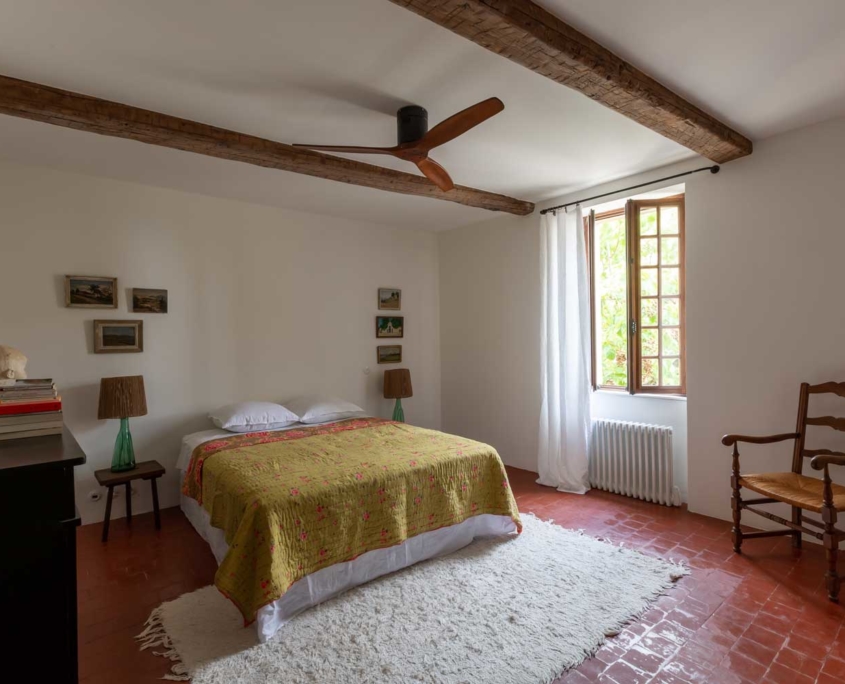 Chambre d'hôtes de charme à Visan dans le Vaucluse : n° 2, située au 1er étage de La Perroya maison de village avec vue sur l'église