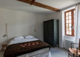 La Perroya, village de Visan dans le Vaucluse : chambre d'hôtes de charme n° 3 située au 1er étage de la maison avec vue sur l'église