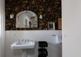 La Perroya, Visan : salle d'eau en alcôve de la chambre d'hôtes n° 4