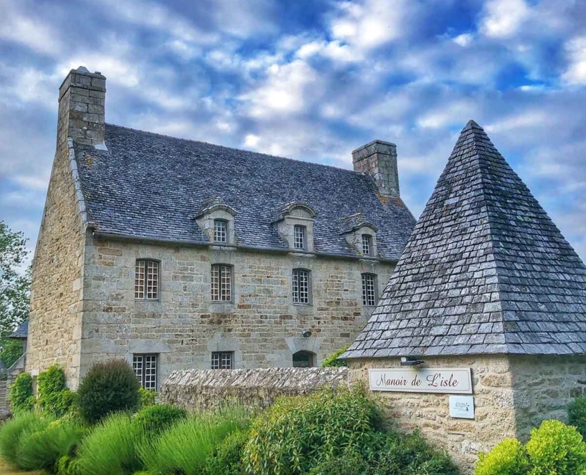 Accès au Manoir de L'Isle, maison d'hôtes de charme entre la Côte des Bruyères et la Côte de Granit Rose en Bretagne