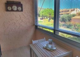 appartement de vacances à Saint Mandrier-sur-Mer dans le Var, à 5 minutes de la plage : loggia exposée sud avec vue sur jardin de la résidence