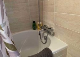 Location appartement de vacances dans le Var (Saint Mandrier) : salle de bain avec baignoire - douche