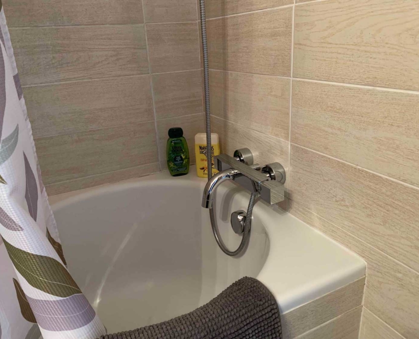 Location appartement de vacances dans le Var (Saint Mandrier) : salle de bain avec baignoire - douche