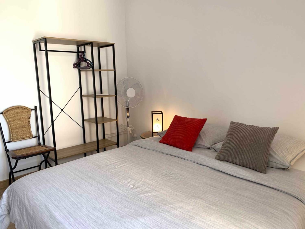 Chambre avec penderie-dressing de l'appartement de vacances (Saint Mandrier-sur-Mer)