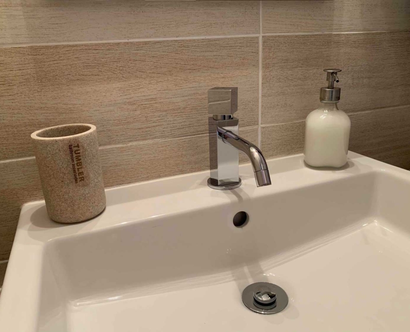 Location appartement de vacances dans le Var (Saint Mandrier) : salle de bain avec lavabo en céramique