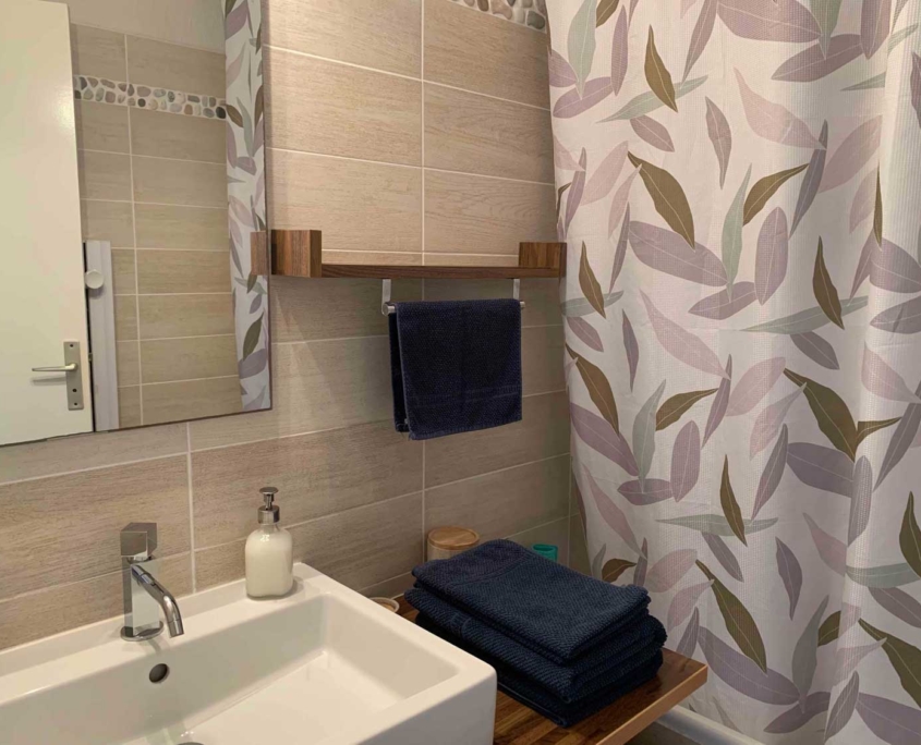 Location appartement de vacances dans le Var (Saint Mandrier) : salle de bain