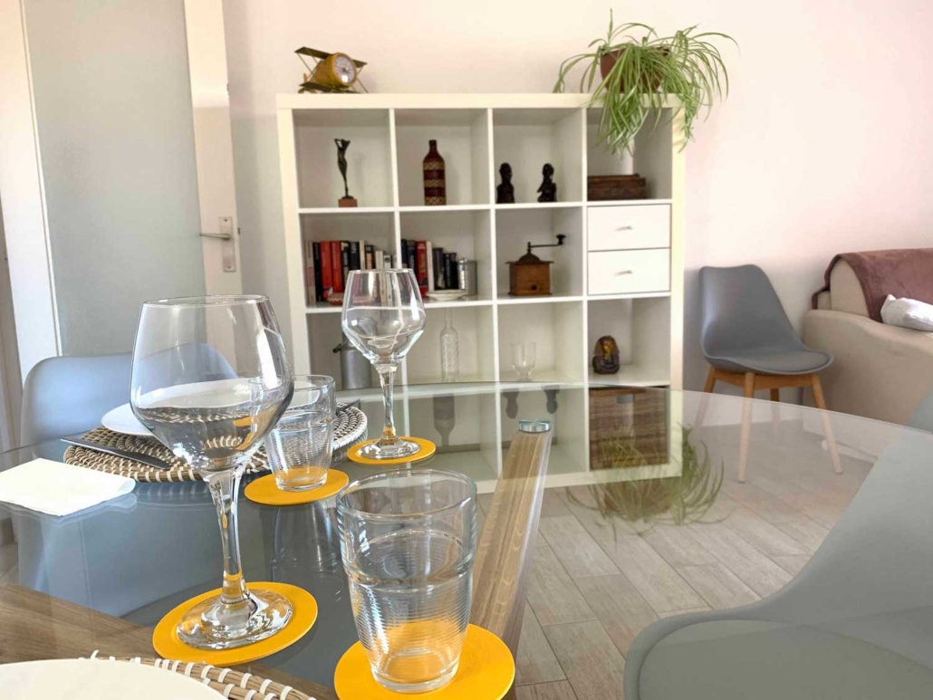 Location appartement de vacances dans le Var (Saint Mandrier) : coin salle à manger avec table en verre et bois massif