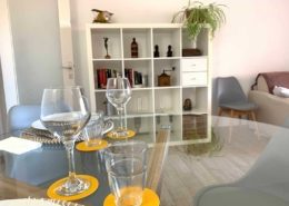 Location appartement de vacances dans le Var (Saint Mandrier) : coin salle à manger avec table en verre et bois massif