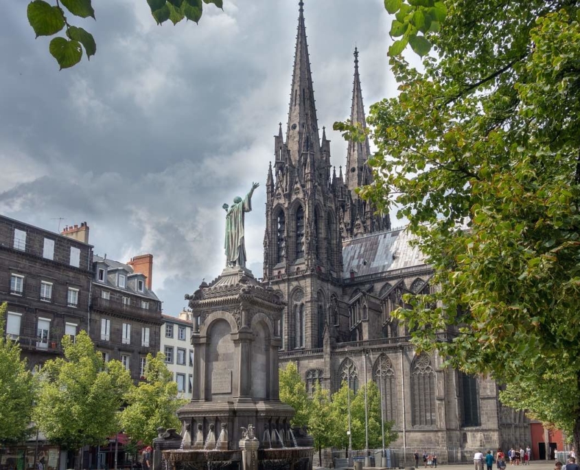 Clermont-Ferrand dans le Puy-de-Dôme en région Auvergne-Rhône-Alpes (photo by barskefranck)