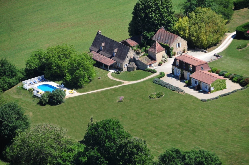 Vue aérienne du Clos Lascazes, maison d'hôtes de charme à Paleyrac en Périgord noir (Dordogne)