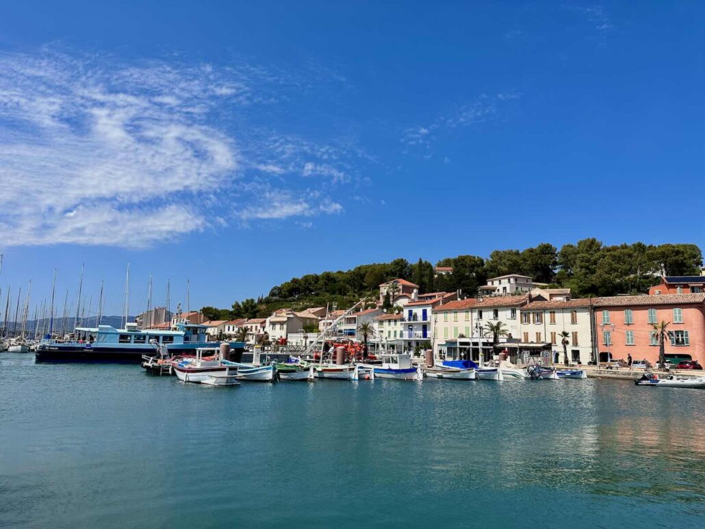 Le port de Saint-Mandrier-sur-Mer avec ses pointus, le bateau-bus et ses maisons aux façades colorées (photo de Jl Matau)