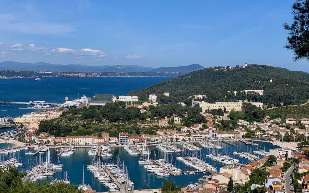 Presqu'île de Saint-Mandrier-sur-Mer, un joyau méconnu de la Côte d'Azur varoise près de Toulon : vue des collines (photo de Jl Matau)