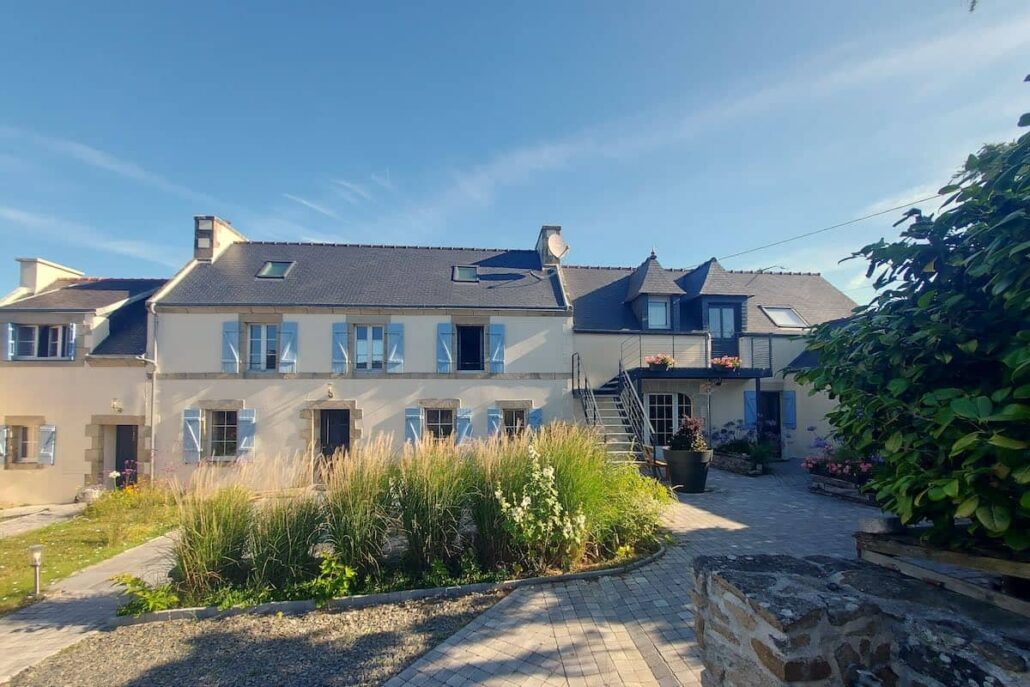 Façade Le Quartier d’Hiver avec partie chambres d'hôtes sur la droite (Cléden‑Cap‑Sizun)