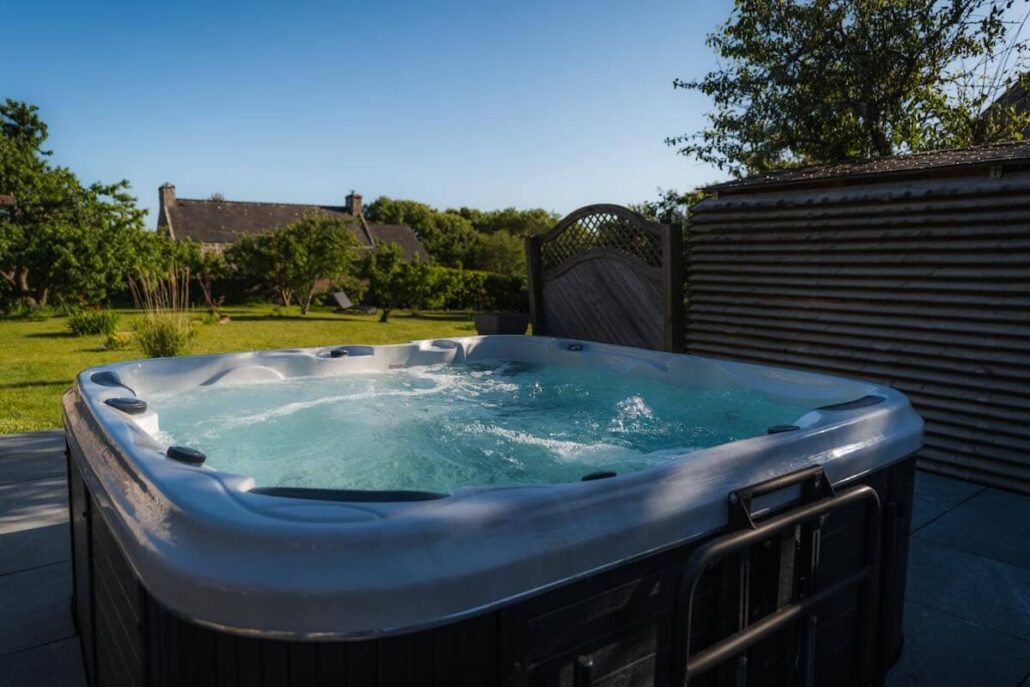 SPA extérieur de la maison d'hôtes Le Quartier d’Hiver