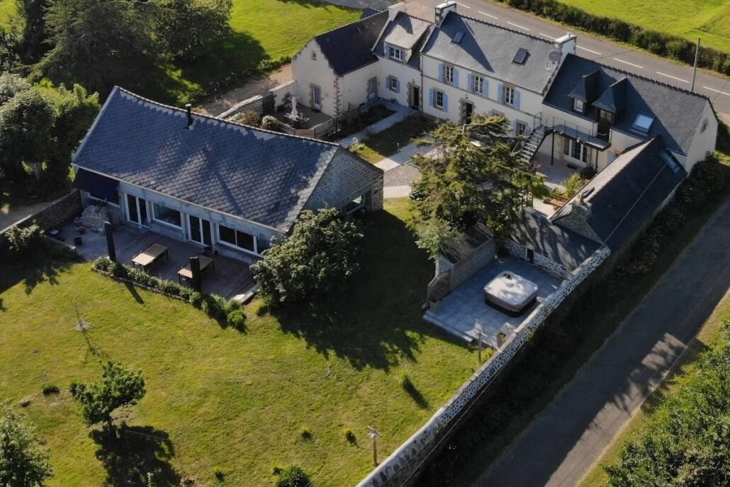 Vue aérienne de la maison d'hôtes Le Quartier d’Hiver à Cléden‑Cap‑Sizun (Finistère, Bretagne)